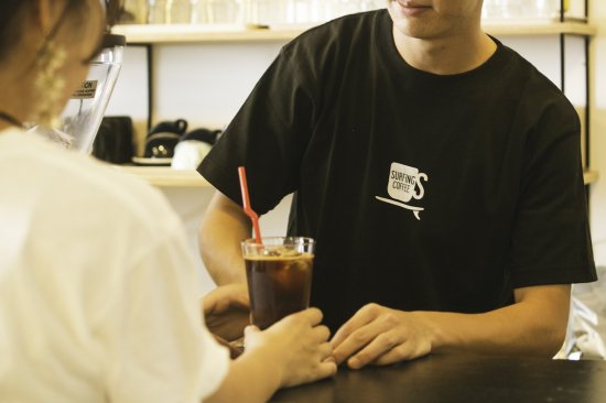 SC MAIN MARK TEE // Surfing Coffee